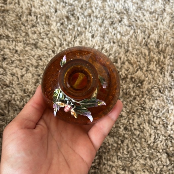 Late 20th Century Jay Strongwater Amber Glass Bud Vase With Enamel Bee - Picture 5 of 10